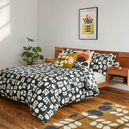 Orla Kiely bed set. Floral Cut Stem print by Orla Kiely. Characteristic stem. Reversible, black and warm cream.