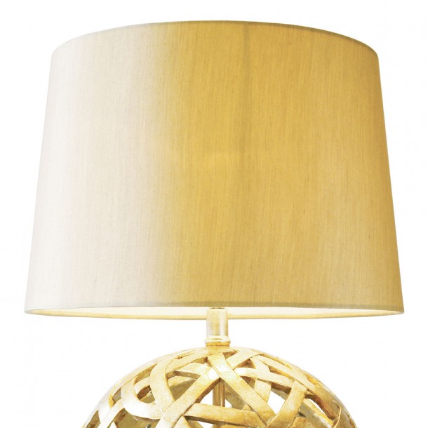 Lámpara de sobremesa Balthazar, con base en resina de acabado oro envejecido y pantalla en símil seda en oro pálido.