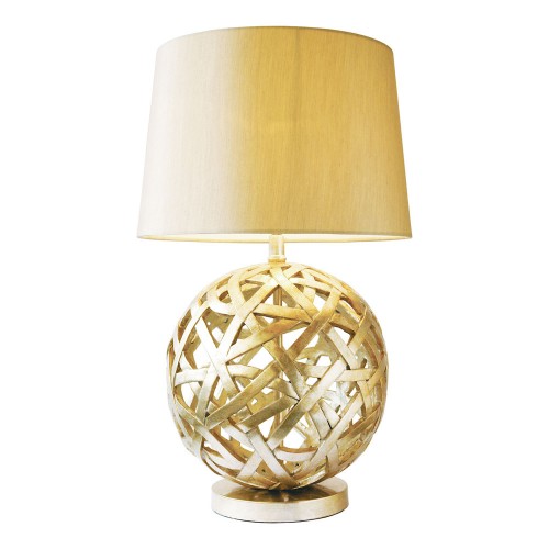 Lámpara de sobremesa Balthazar, con base en resina de acabado oro envejecido y pantalla en símil seda en oro pálido.