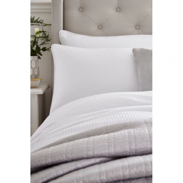 Phoebe bedding set, checkered texture. In white with a cotton blend, by Laura Ashley.