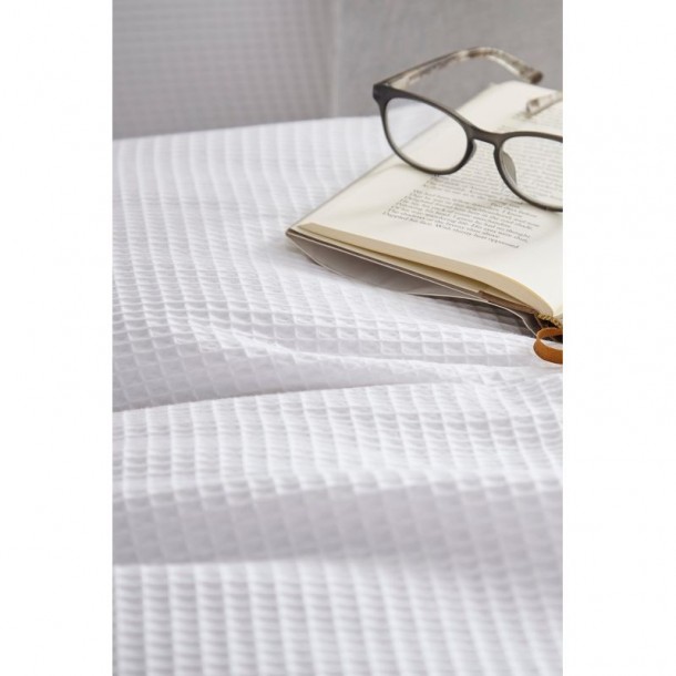 Phoebe bedding set, checkered texture. In white with a cotton blend, by Laura Ashley.