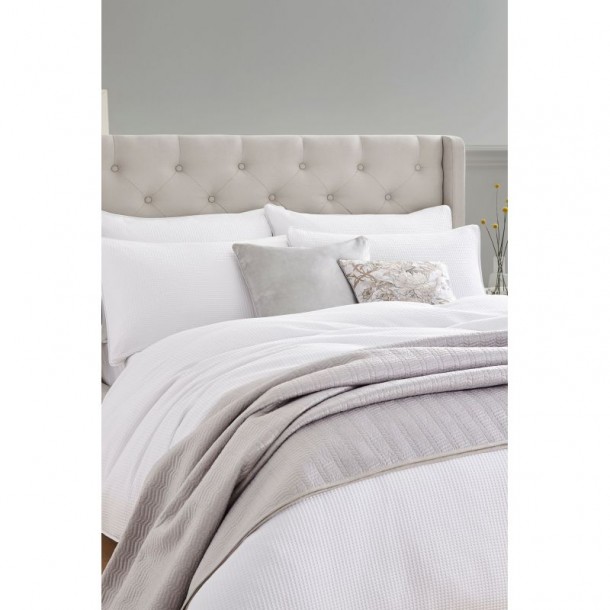 Phoebe bedding set, checkered texture. In white with a cotton blend, by Laura Ashley.