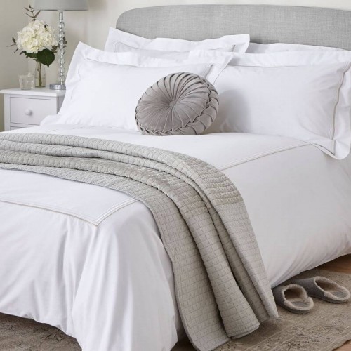 Set de cama Mayfar, Laura Ashley. Sencillo bordado en gris claro. Algodón percal 200 hilos. Incluye 1 ó 2 fundas de almohada.