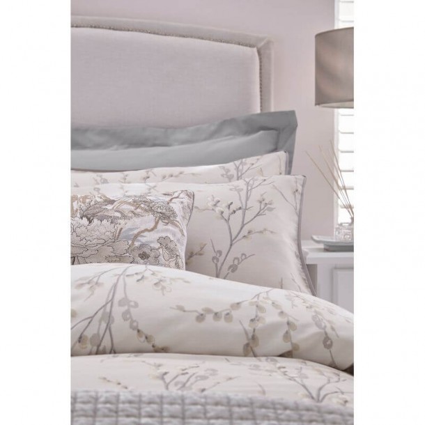 Pussy Willow print, Laura Ashley. In light gray and satin cotton. Reversible. Duvet cover and 1 or 2 pillowcases.