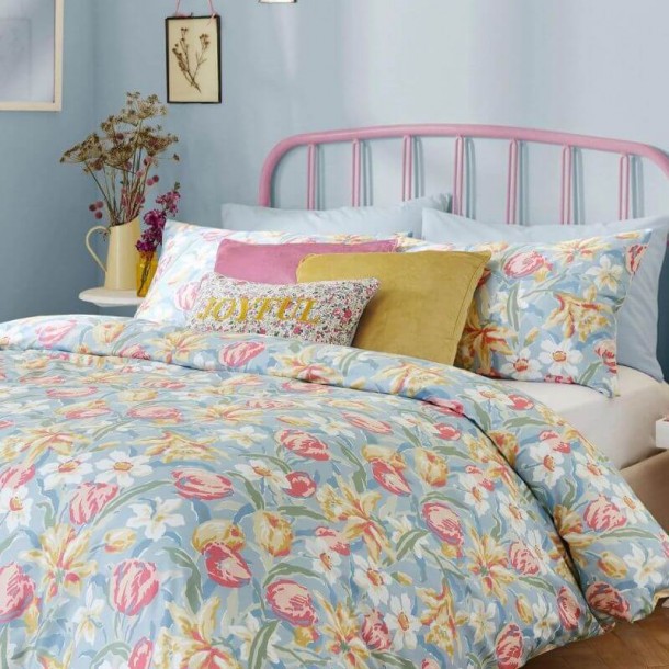 Set Tulips, Laura Ashley, in shades of blue, yellow and pink. Colored tulips and daffodils, with smooth backs. Reversible.