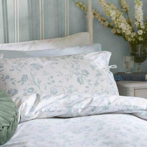 Aria floral print bedding set, Laura Ashley. Pure percale cotton, 200 thread count. Bows on the edges and eucalyptus color.