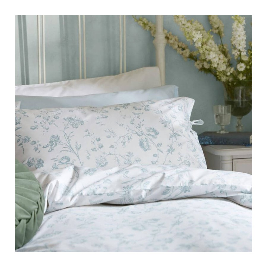 Set de cama Aria con estampado floral, Laura Ashley. Algodón percal puro, 200 hilos. Lazos en los bordes y color eucalipto.