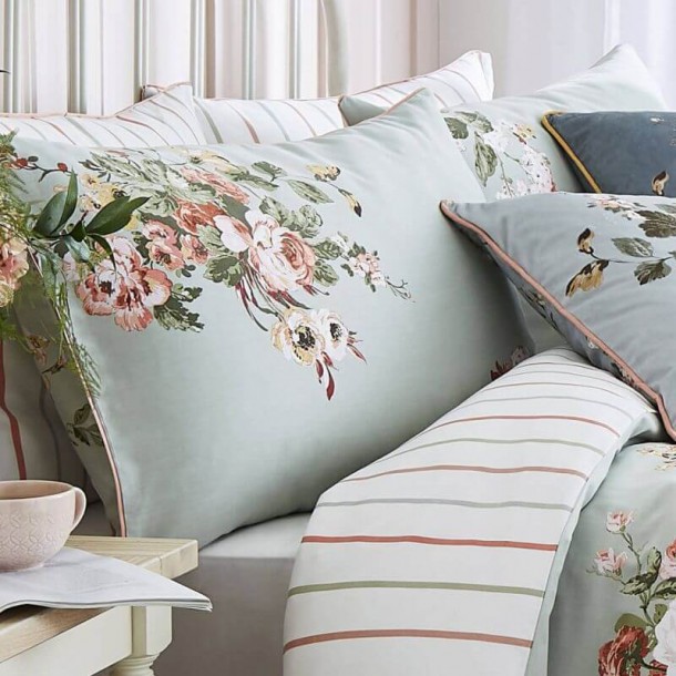 Set de cama Rosemore estilo rústico, Laura Ashley. Algodón percal 200 hilos, en verde salvia. Estampado de bouquet de flores.