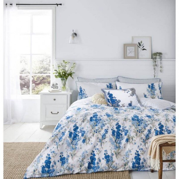 Set de Cama Stock azul cielo, Laura Ashley. Ramos de flores a gran escala. 1 ó 2 fundas de almohada, según medida.