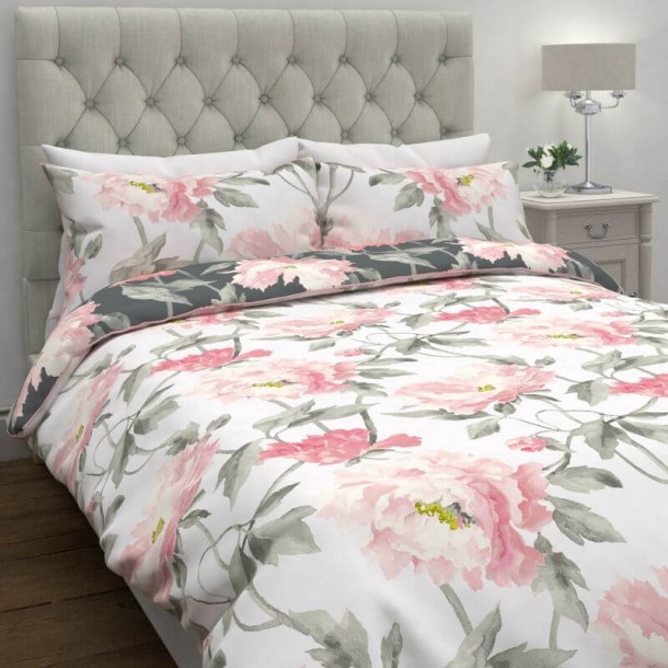 Set de cama Peonies en gris oscuro, Laura Ashley. Flores estilo acuarela, en rosas y grises. Algodón satén 100%. Reversible.