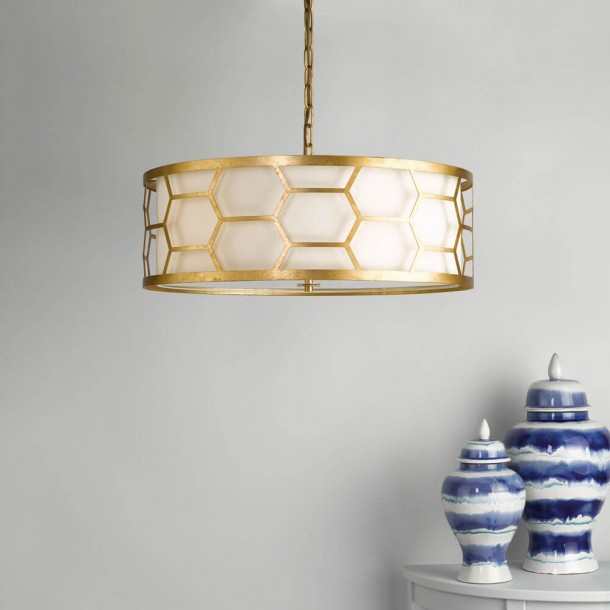 Lámpara de techo Epstein con marco geométrico, pan de oro y pantalla de lino marfil. Incluye difusor. Cadena 160 cm.