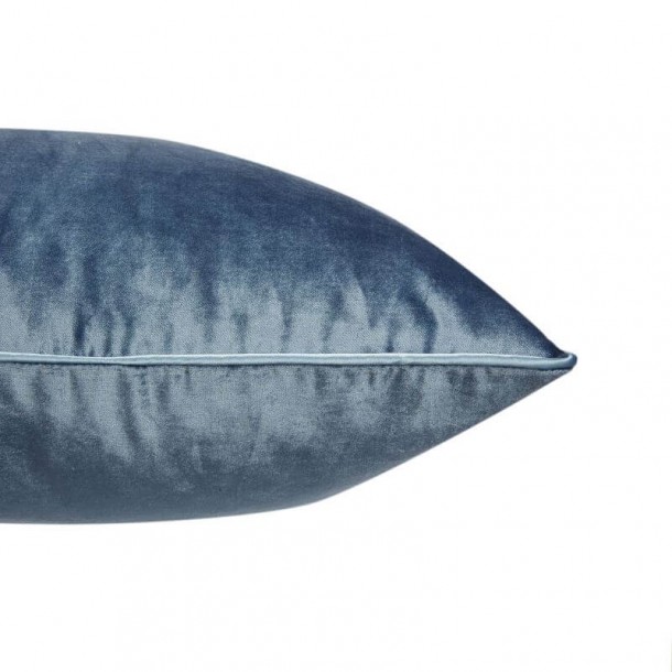 Cojín de terciopelo Nigella, de Laura Ashley en tono azul mar oscuro. Cuadrado 50 x 50 cm. Relleno incluido.