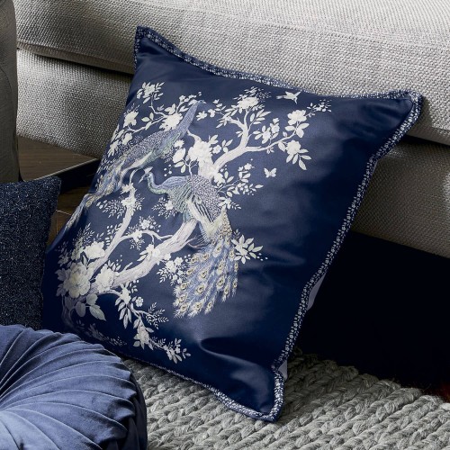 In blue, Belvedere cushion embroidered with peacocks and midnight background. Includes feather padding. It measures 50 x 50 cm