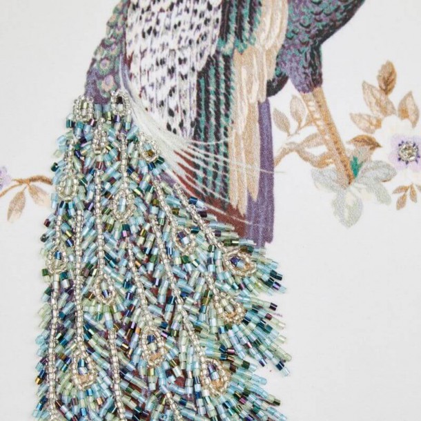 Cojín en color azul verdoso. Colección Peacock, Laura Ashley. Pavo real con abalorios en las plumas. 50x50cm. Relleno de plumas.