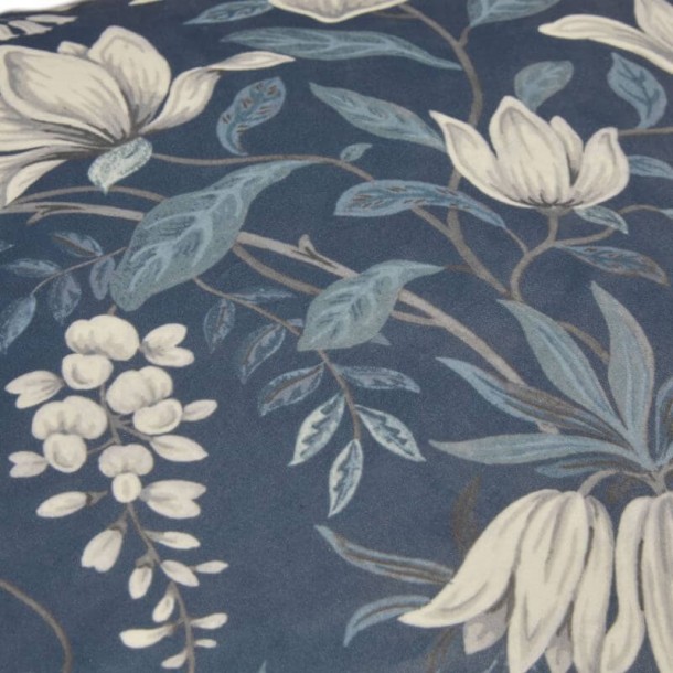 Cojín terciopelo estampado Parterre, Laura Ashley. Diseño flores blancas sobre fondo azul mar oscuro. 50 x 50 cm.