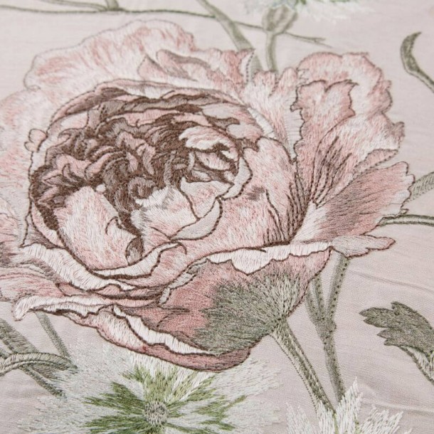 Cojín bordado Aurelie con flores, Laura Ashley. Fondo rosa maquillaje. Incluye relleno de plumas. Mide 43 x 43 cm.