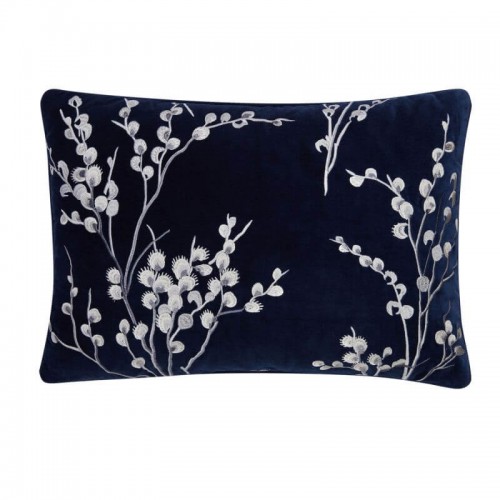 Cojín bordado, Laura Ashley. Fondo azul noche y ramas de algodón en flor blancas. Incluye relleno. 35 x 50 cm.