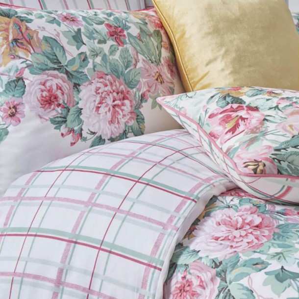 Cojín Aveline de Laura Ashley. Repleto de motivos florales, en tonos verdes y rosas. 50x50cm. 100% en algodón. Incluye relleno.