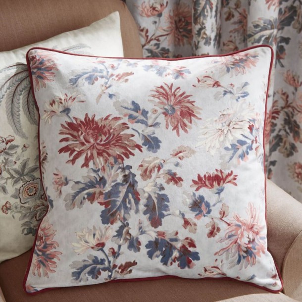 Beautiful red flowers, with crimson edging. Print Maryam, Laura Ashley. Includes feather padding and measures 50 cm x 50 cm.