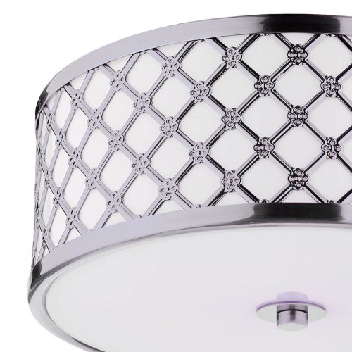 Plafón de techo Civic. Lámpara de 31 cm, con marco de metal alrededor, un difusor de cristal opaco y notas en cromo pulido.