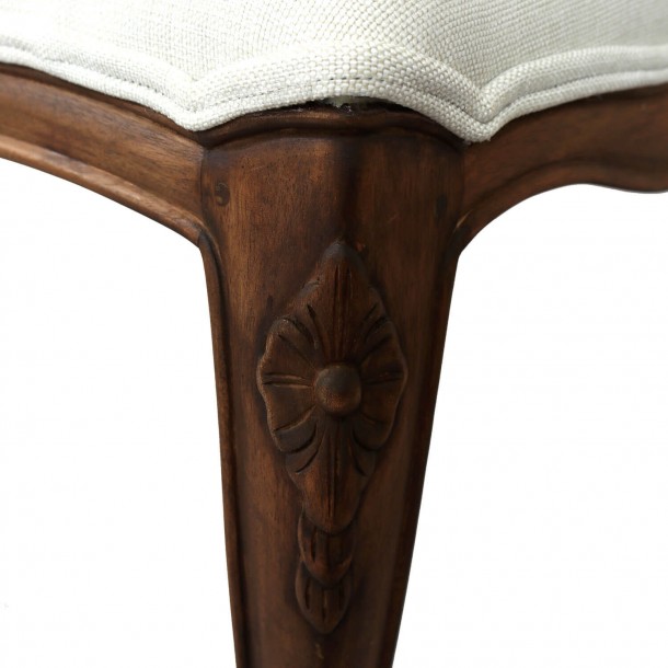 Banco de la colección Montpellier, Laura Ashley. Diseño romántico. Tapizado en lino natural y acabado nogal en madera maciza.