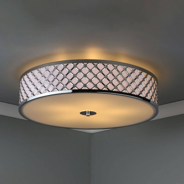 Plafón de techo Civic. Gran lámpara circular, con marco de metal alrededor, un difusor de cristal opaco y notas en cromo pulido.
