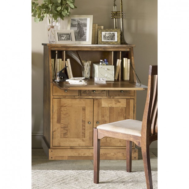 Garrat honey Desk, Laura Ashley. It unfolds to allow the use of its surface. 3 drawers and a cabinet.