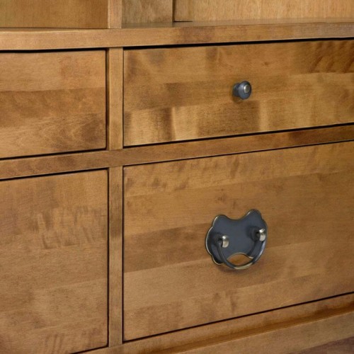 Bookcase in honey finish. It belongs to the Garrat collection, by Laura Ashley. 4 drawers of two sizes and 3 removable shelves.