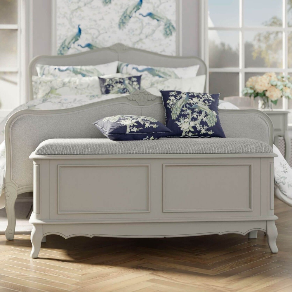 Baúl perfecto para el pie de cama Provencale, Laura Ashley. Tapizado en gris. Acabado gris con pátina. Clásico diseño.