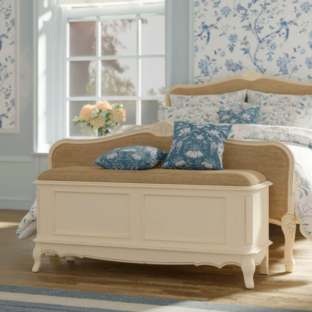 Baúl perfecto para el pie de cama Provencale, Laura Ashley. Tapizado en marfil. Acabado marfil con pátina. Clásico diseño.