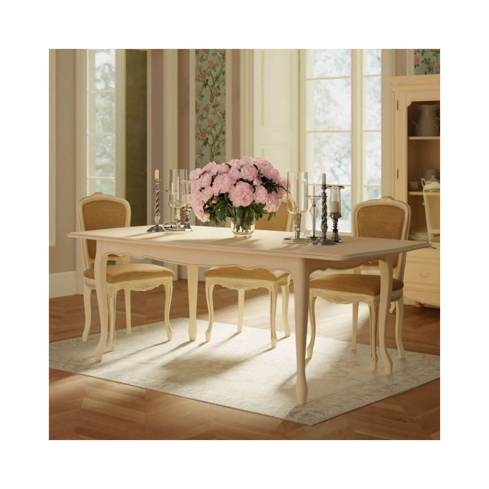 Mesa de comedor extensible, con hoja de extensión oculta. Acabado marfil con pátina. Capacidad 6-8 comensales.