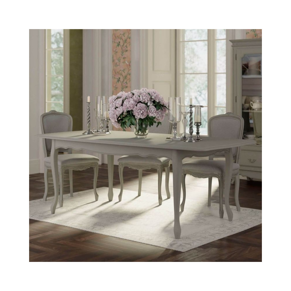 Mesa de comedor extensible, con hoja de extensión oculta. Acabado gris claro con pátina. Capacidad 6-8 comensales.