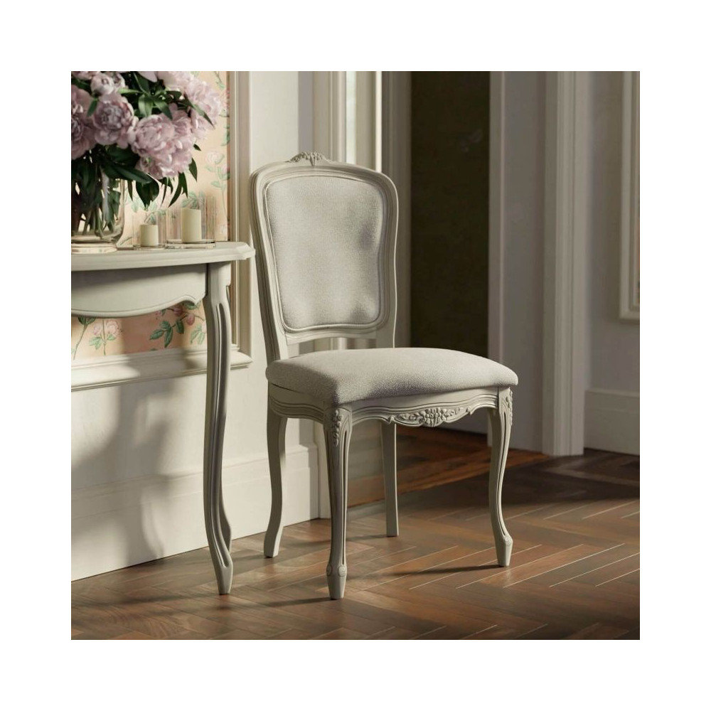 2 sillas de comedor. Colección Provencale, Laura Ashley. Tapizado en tejido gris y acabado con patina gris claro.
