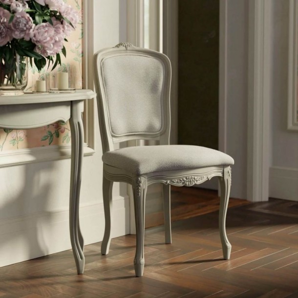 2 sillas de comedor. Colección Provencale, Laura Ashley. Tapizado en tejido gris y acabado con patina gris claro.