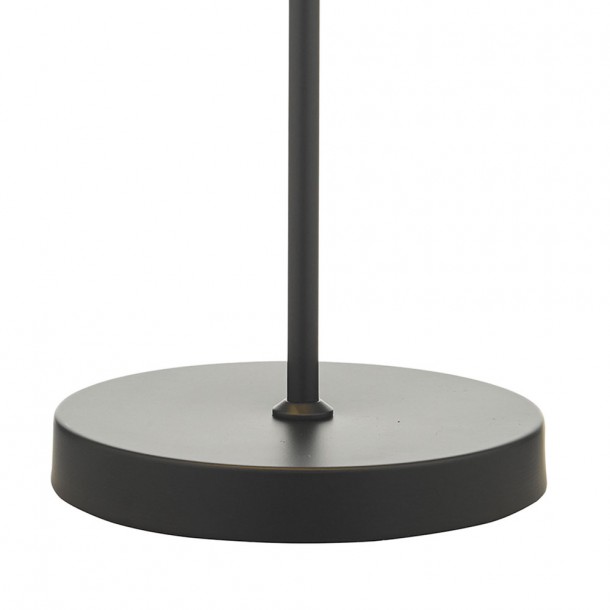 Gaucho es una lámpara de mesa abovedada con acabado en metal negro con detalles de efecto madera y 2 luces.