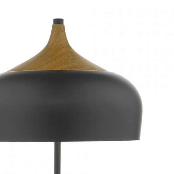 Gaucho es una lámpara de mesa abovedada con acabado en metal negro con detalles de efecto madera y 2 luces.
