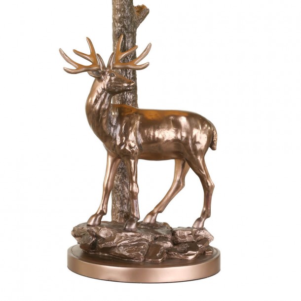 Lámpara de mesa Gulliver Deer con base de ciervo en bronce envejecido y pantalla tipo seda en dorados con remate a juego.