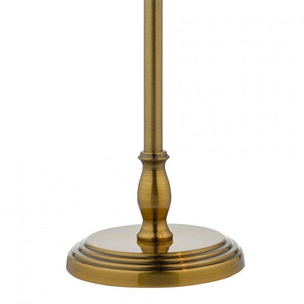 Lámpara mesa Kempten metálica, acabado latón envejecido, cabezal ajustable e interruptor basculante.