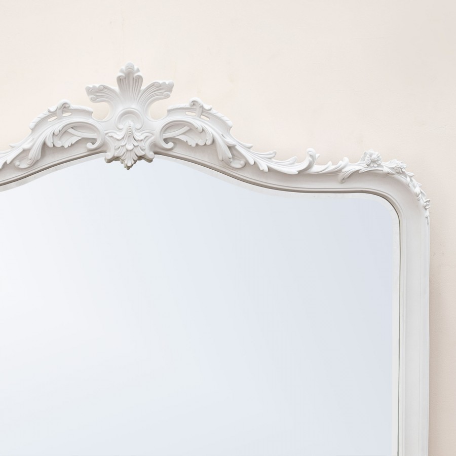 Detalle de las molduras de los espejos Patricia de diseño