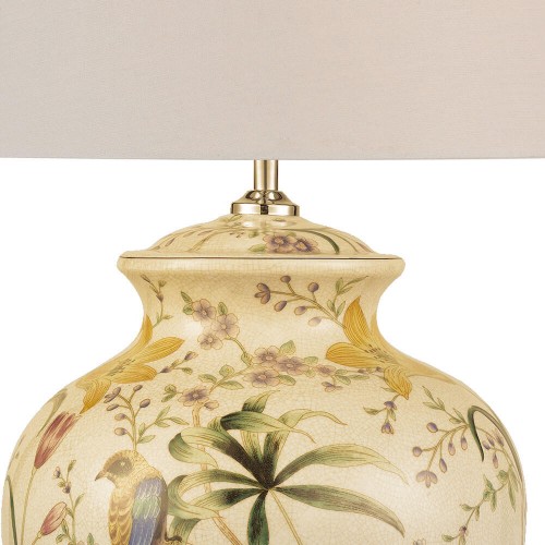Base de lámpara Mimosa cerámica, con estampado de pájaros y flores sobre fondo crema pálido. Base de madera oscura.