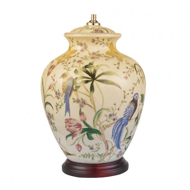 Base de lámpara Mimosa cerámica, con estampado de pájaros y flores sobre fondo crema pálido. Base de madera oscura.