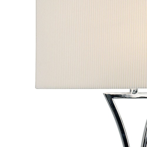 De líneas escultóricas y acabada en cromo pulido, la lampara Oporto se acompaña de una pantalla con ligeros pliegues en crema.