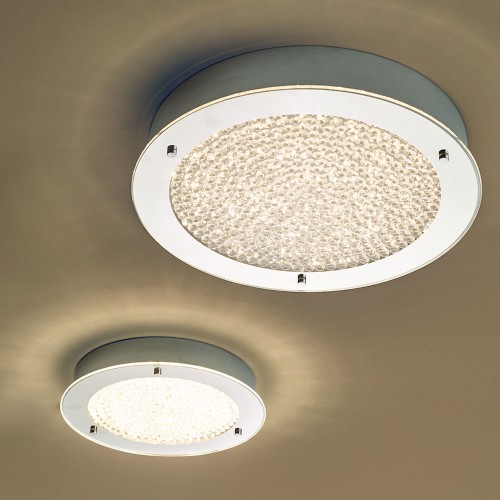 Lámpara Peta acabada en cromo pulido y cristal texturizado. Perfecta para el baño con IP44. Incluye bombilla LED blanca cálida.