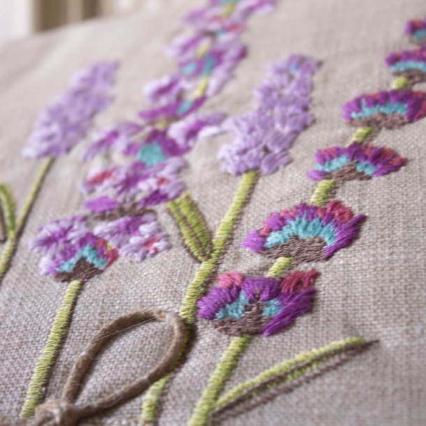 Precioso cojín decorativo, con un bonito bordado de la flor de lavanda y aplicaciones textiles decorativas