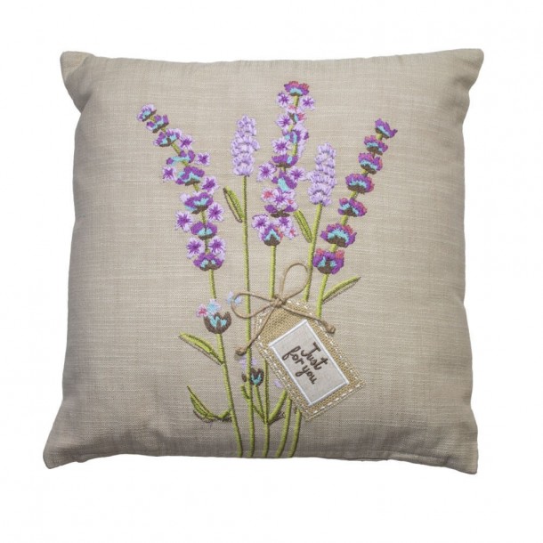 Precioso cojín decorativo, con un bonito bordado de la flor de lavanda y aplicaciones textiles decorativas