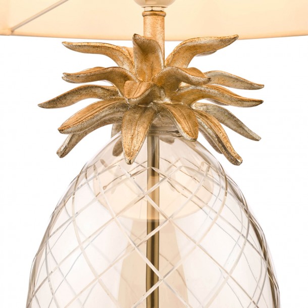 Lámpara completa Pineapple de la marca Laura Ashley con base en forma de piña de cristal, y pantalla en tono natural.