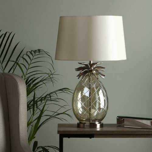 Lámpara completa Pineapple de la marca Laura Ashley con base en forma de piña de cristal, y pantalla en tono natural.