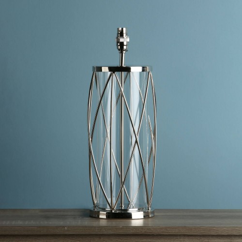 Base de lámpara Beckworth, de Laura Ashley. Diseño de acero cortado en acabado de níquel y cristal transparente estilo farol.