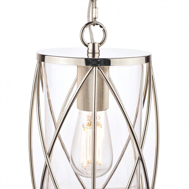 Lámpara de techo Beckworth estilo faro, de Laura Ashley. Diseño de acero cortado en acabado de níquel y cristal transparente.