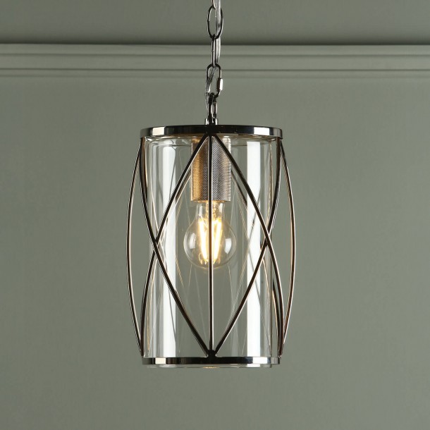 Lámpara de techo Beckworth estilo faro, de Laura Ashley. Diseño de marco de acero en acabado de níquel y cristal transparente.